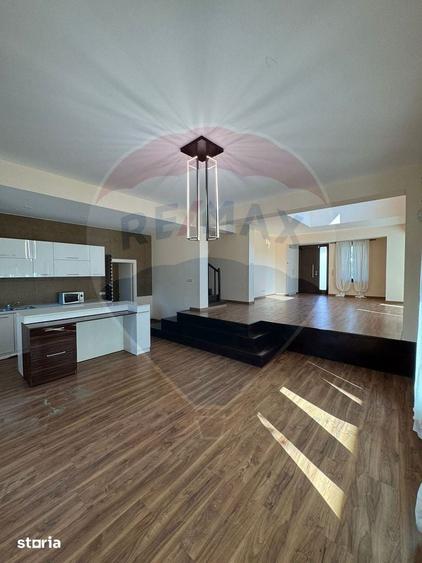 Casă cu 4 camere cu Teren 800 Mp în Central