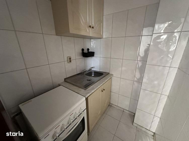 Apartament cu 3 camere semidecomandat, mobilat în Văcăresti