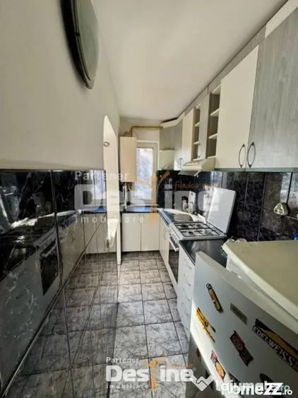 Apartament cu 3 camere semidecomandat în Podu Roș