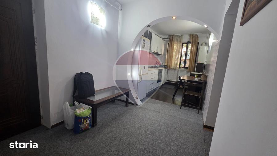 Apartament cu 3 camere decomandat, mobilat în Podu Roș