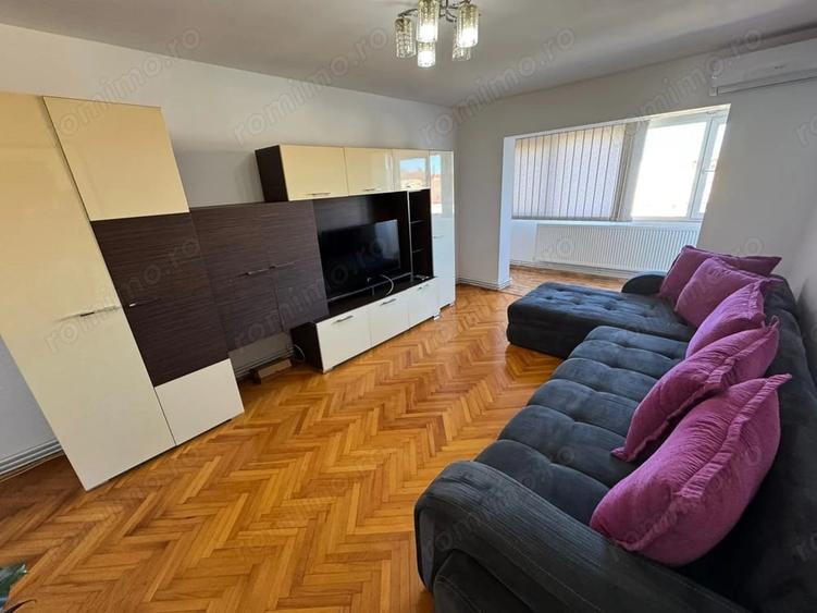 Apartament cu 3 camere decomandat în Girocului