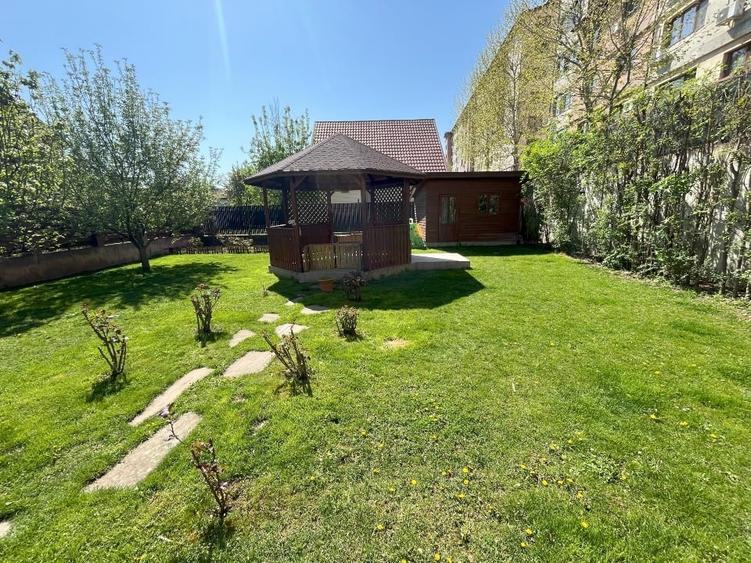 Casă individuală cu 8 camere cu Teren 621 Mp în Central