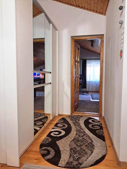 Apartament cu 3 camere semidecomandat, mobilat în Sub Arini