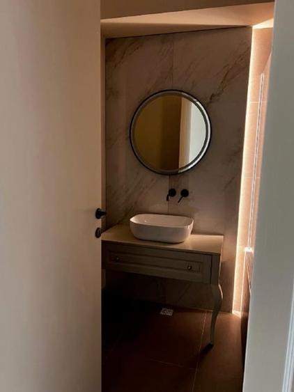 Apartament cu 5 camere decomandat, mobilat în Central