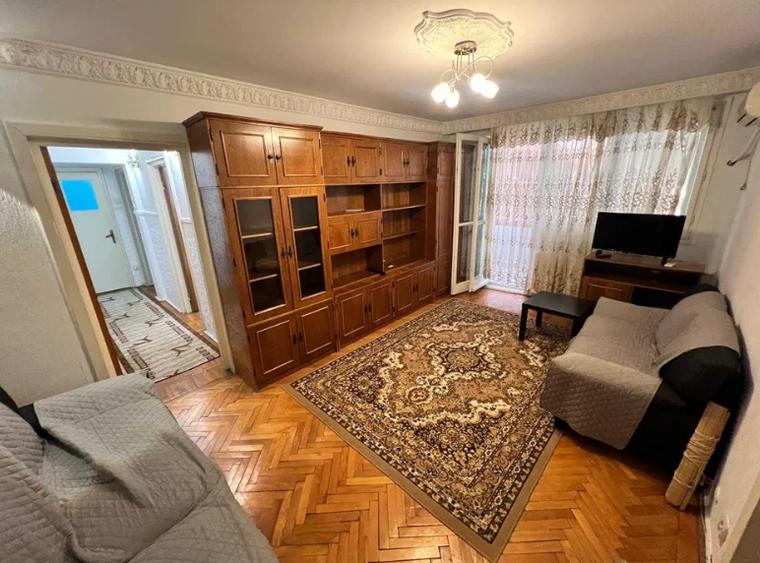 Apartament cu 3 camere semidecomandat în Titan
