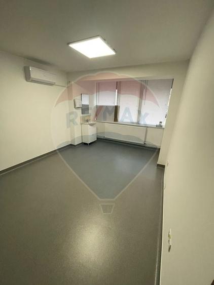 Spațiu comercial, de 43.720001220703 mp, în Central