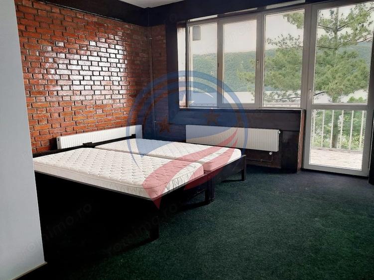 Casă cu 16 camere cu Teren 1448 Mp în Eșelnița