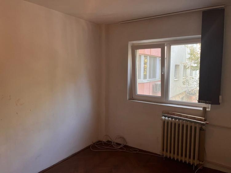 Apartament cu 4 camere semidecomandat în Moșilor