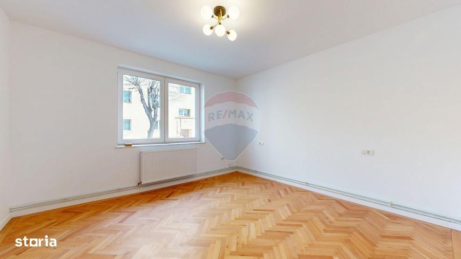Casă cu 5 camere cu Teren 540 Mp în Central