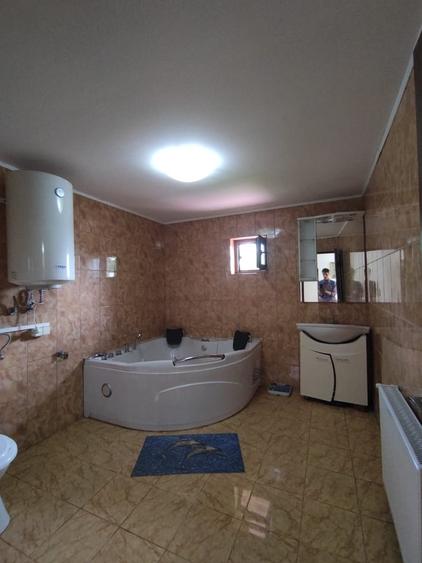 Casă cu 5 camere cu Teren 1320 Mp în Central