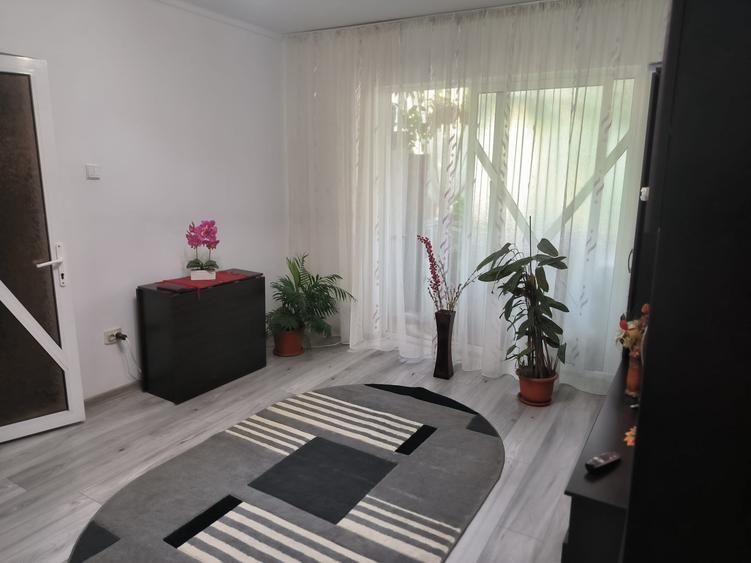 Apartament cu 3 camere semidecomandat în Vest