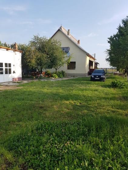 Casă cu 7 camere cu Teren 1450 Mp în Stupini