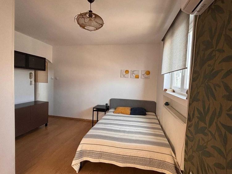 Garsonieră decomandată în Cișmigiu