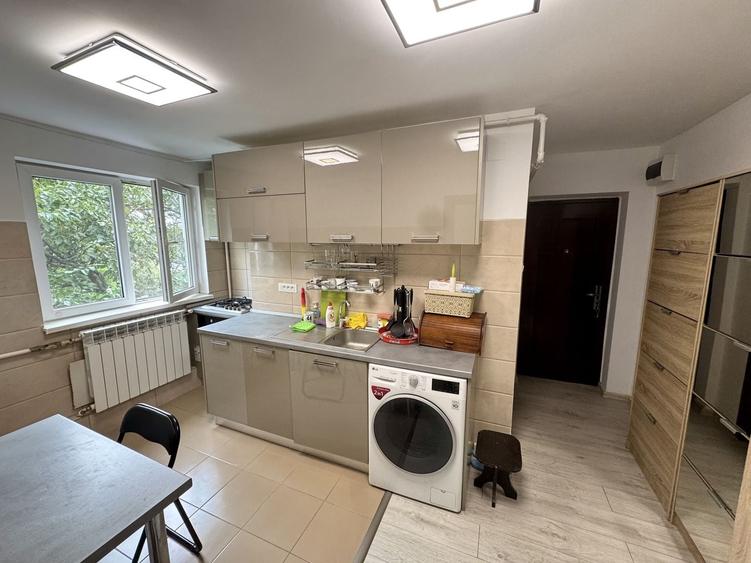 Apartament cu 3 camere semidecomandat, mobilat în Mihai Bravu