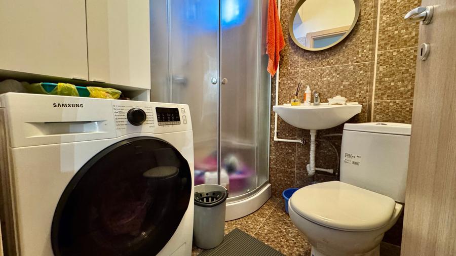 Apartament cu 3 camere decomandat în Jiului