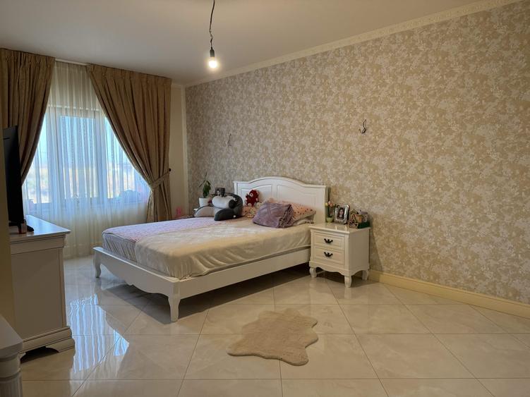 Casă individuală cu 10 camere cu Garaj în Central