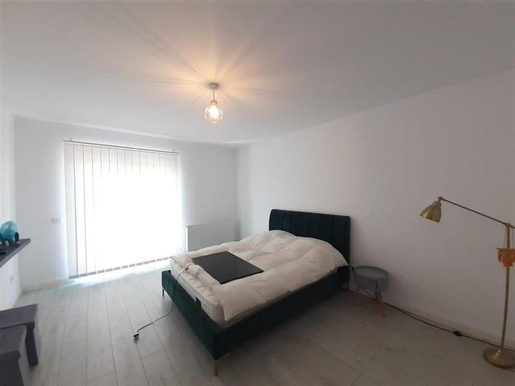Casă cu 5 camere cu Teren 400 Mp în Lețcani