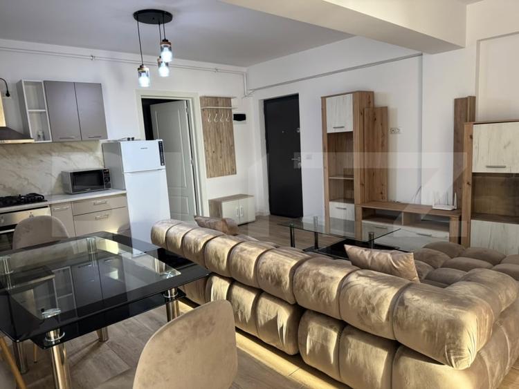 Apartament cu 3 camere decomandat, mobilat în Calea București