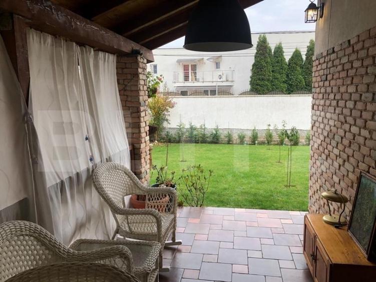 Casă individuală cu 7 camere cu Canalizare în Cetate
