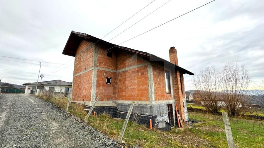 Casă individuală cu 5 camere cu Canalizare în Nord-Est