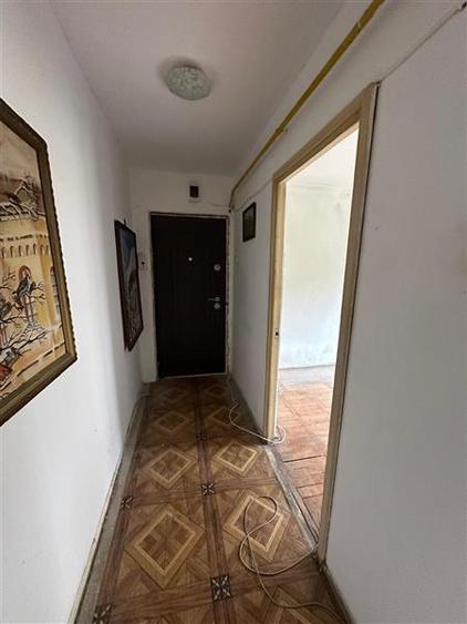 Apartament cu 3 camere semidecomandat în Moroasa 1