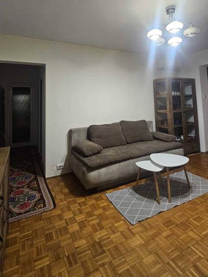 Apartament cu 3 camere semidecomandat în Craiovița Nouă
