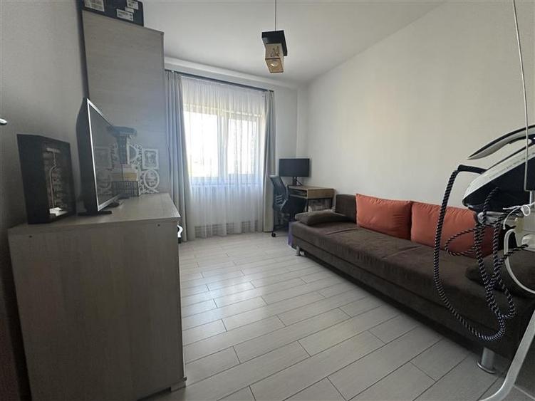 Apartament cu 3 camere decomandat, mobilat în Girocului