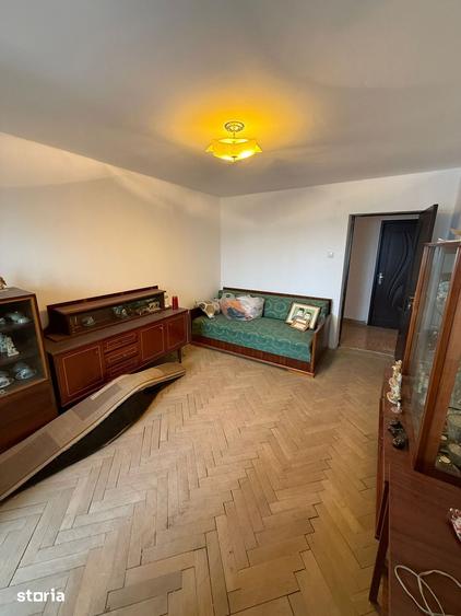 Apartament cu 3 camere decomandat în Calea București