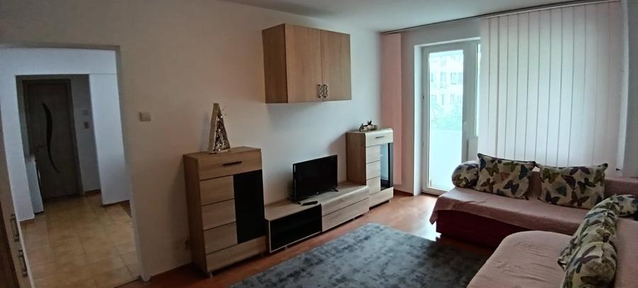 Apartament cu 3 camere semidecomandat în Tineretului