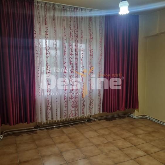 Apartament de vanzare CU 3 CAMERE LA 5 CALARASI - 1