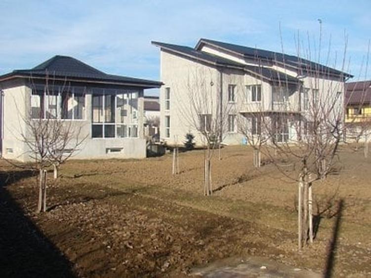 Casă individuală cu 9 camere cu Teren 3000 Mp în Mogoșoaia