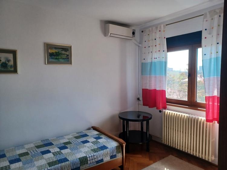 Apartament cu 3 camere semidecomandat în Calea Călărașilor