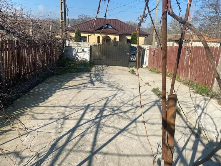 Casă cu 5 camere cu Teren 2200 Mp în Crucea
