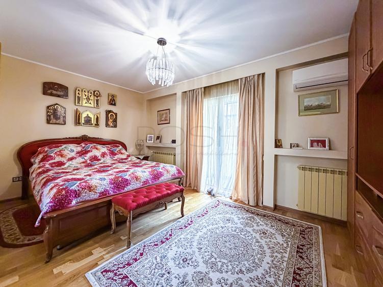 Casă individuală cu 12 camere cu Canalizare în Calea Plevnei