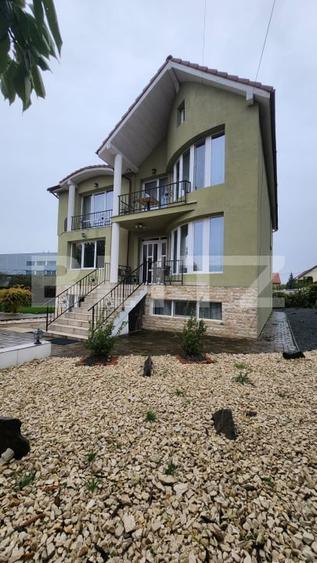 Casă individuală cu 10 camere cu Canalizare în Corunca