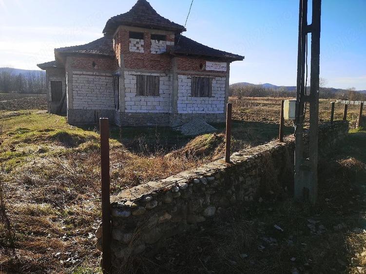 Casă cu 7 camere cu Teren 5000 Mp în Grădiștea