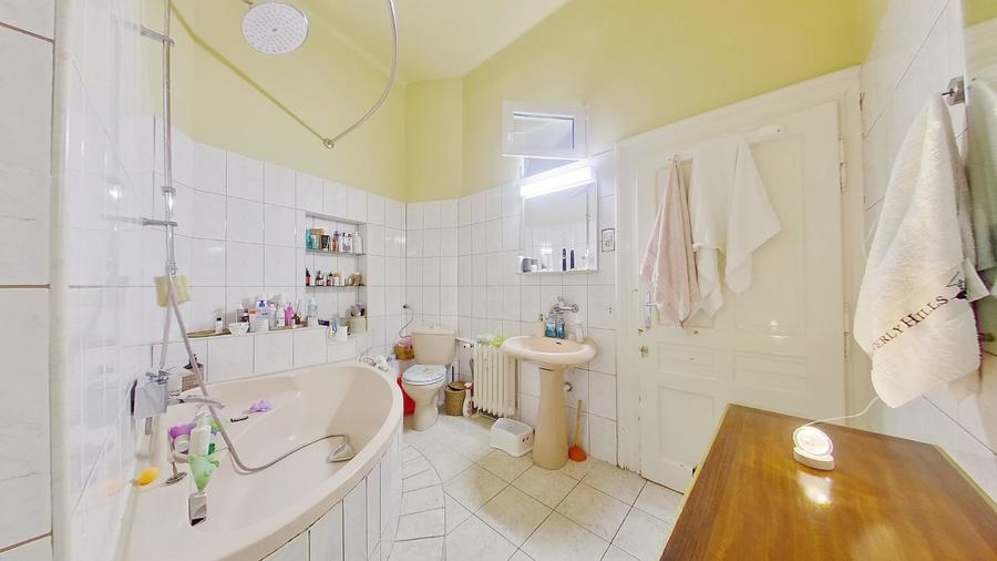 Apartament cu 3 camere semidecomandat, mobilat în Central