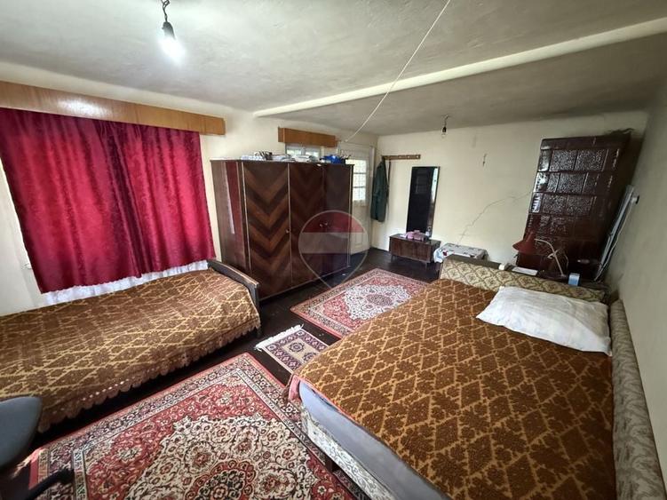 Casă individuală cu 5 camere cu Teren 1599 Mp în Vest