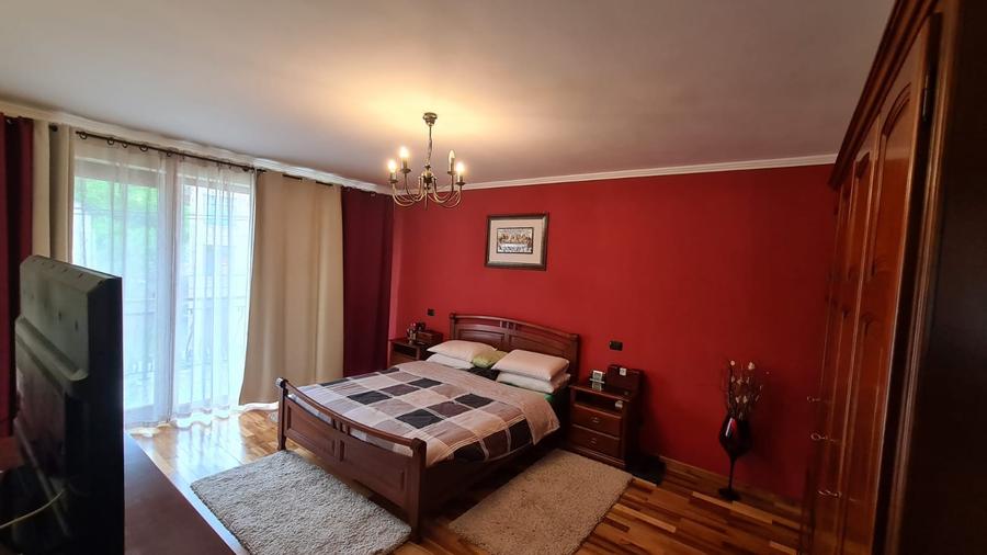 Casă individuală cu 6 camere cu Garaj în Aurel Vlaicu