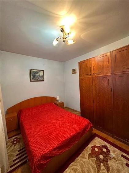 Apartament cu 3 camere semidecomandat în Podu Roș