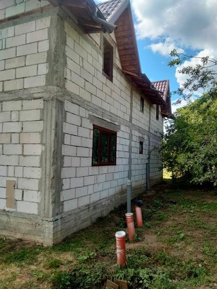 Casă individuală cu 8 camere cu Teren 800 Mp în Măineasca