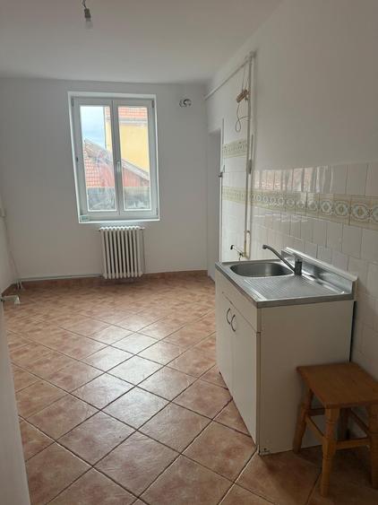 Apartament cu 4 camere, mobilat în Central