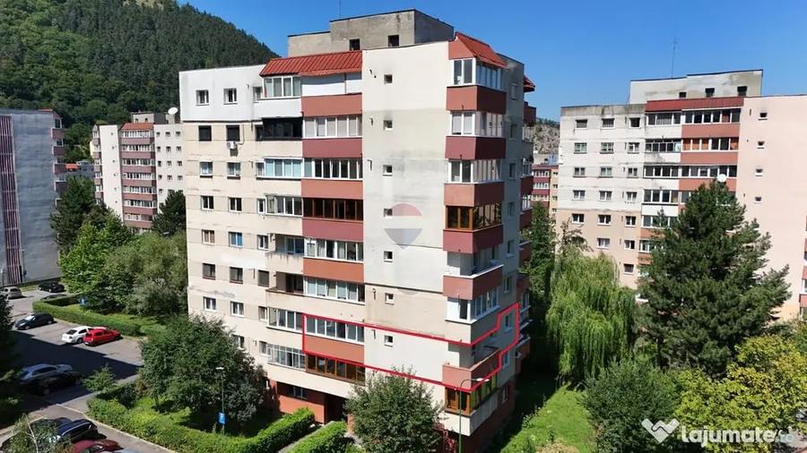 Apartament cu 4 camere decomandat în Răcădău