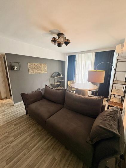 Apartament cu 3 camere semidecomandat în Moșilor