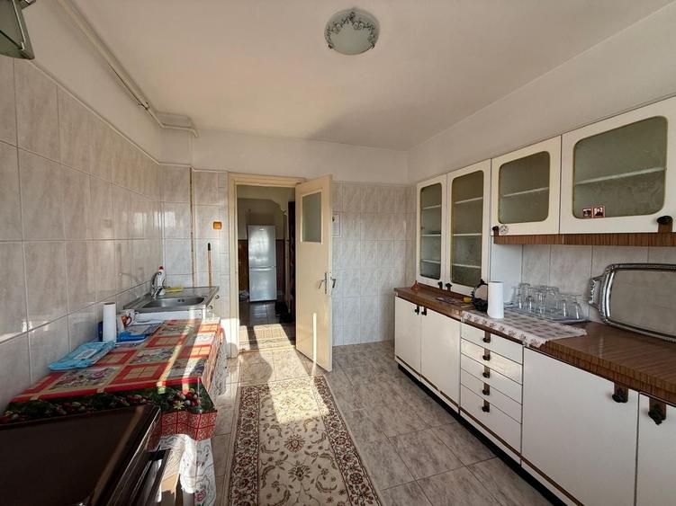 Apartament cu 3 camere decomandat, mobilat în Faleza Nord