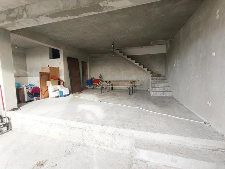 Casă cu 8 camere cu Teren 4 Mp în Măcești