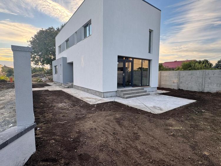 Casă cu 5 camere cu Teren 440 Mp în Cumpăna