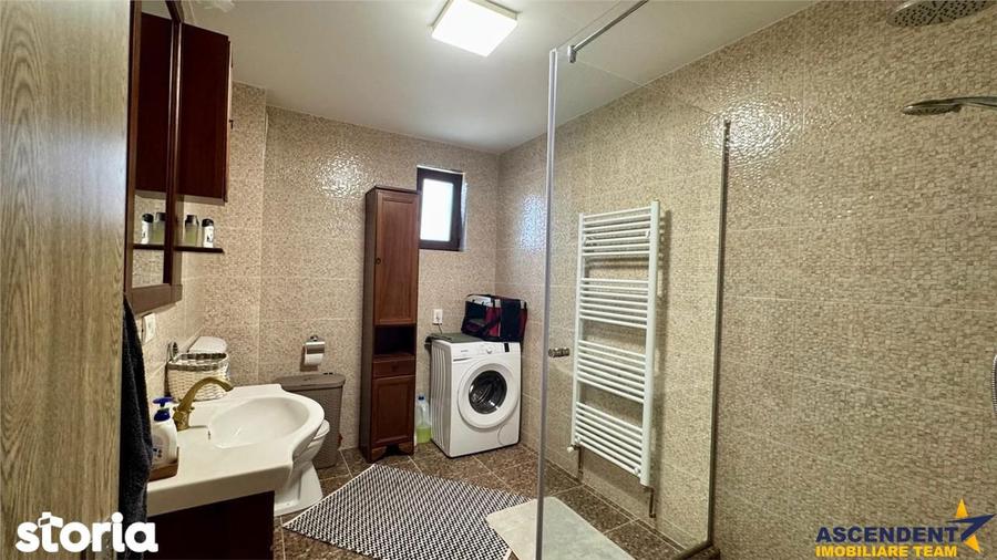 Casă cu 5 camere cu Teren 2032 Mp în Lunca