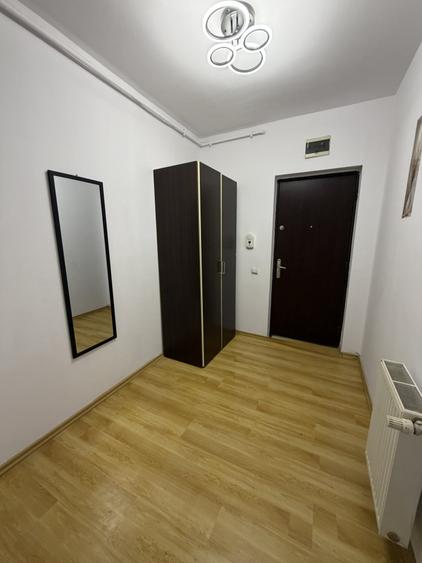 Apartament cu 3 camere semidecomandat, mobilat în Gară