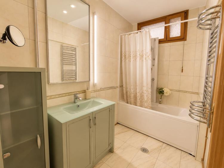 Apartament cu 3 camere decomandat în Moșilor